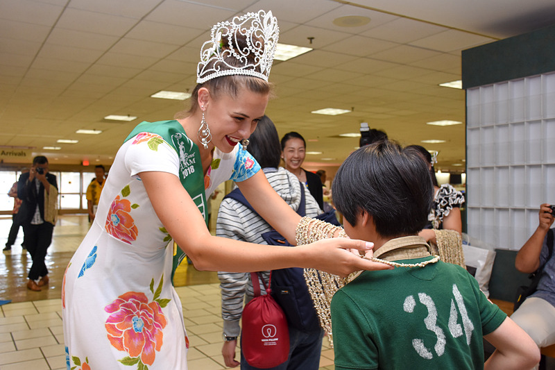 ミスグアム2018らが利用者の首にレイをかけた