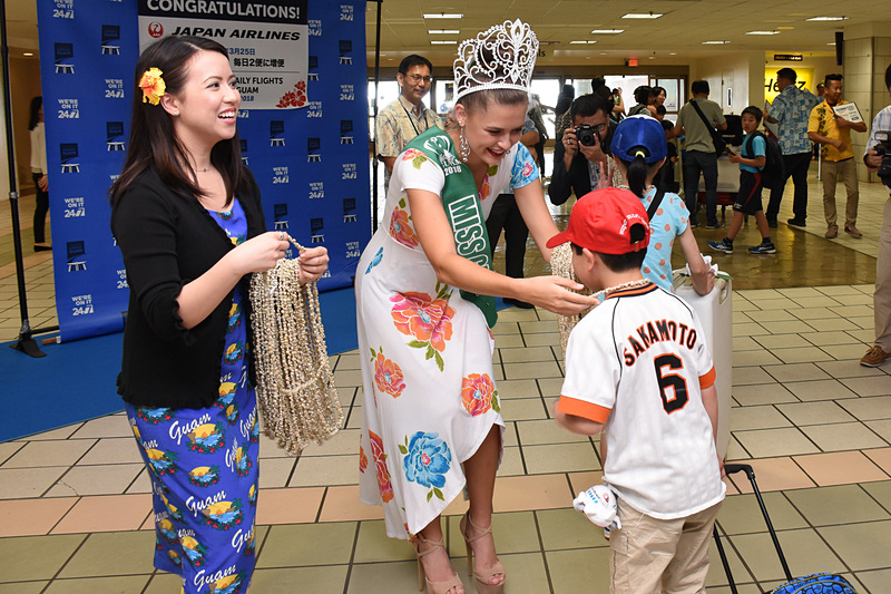 ミスグアム2018らが利用者の首にレイをかけた