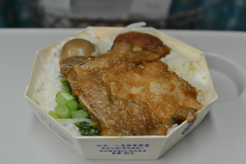 八角排骨便當（80台湾元、約288円）。骨付き肉と煮卵、季節の野菜などが入った駅弁。甘辛い醤油ベースのたれがよくしみ込んでいて、とても美味しい！