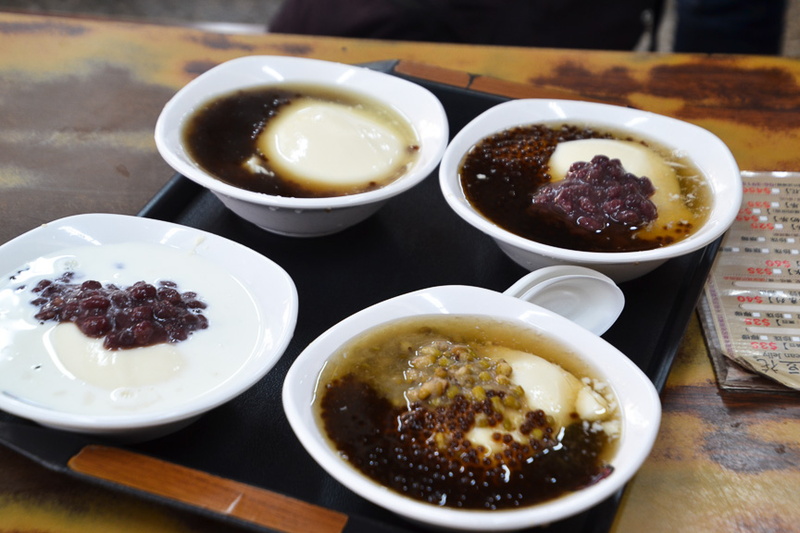 記者は伝統白豆花にタピオカとレモンをトッピング（写真奥）豆花のあまりの美味しさに感動してしまった