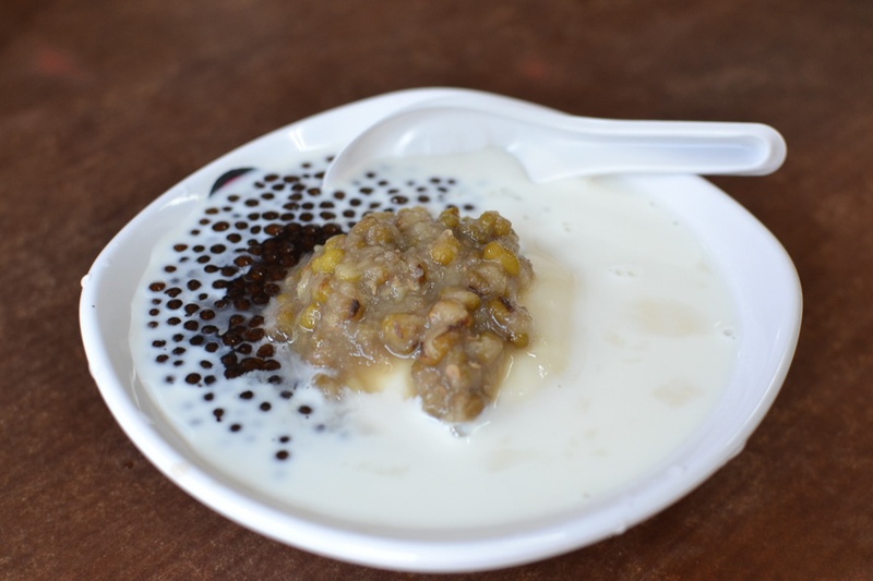 香濃鮮奶豆花に緑豆とタピオカをトッピング