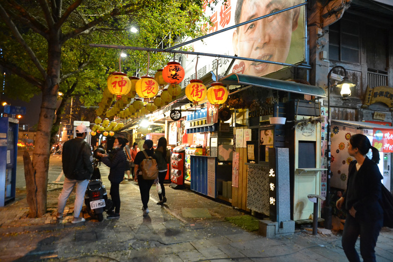 カラフルな提灯を下げたお店が並ぶ