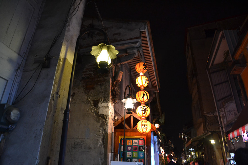 カラフルな提灯を下げたお店が並ぶ