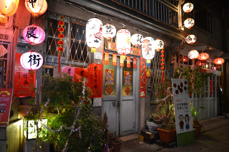 カラフルな提灯を下げたお店が並ぶ