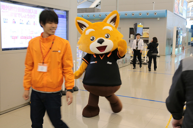 関空～クラーク線就航を案内するパネル。ジェットスター・ジャパンのマスコットキャラクター「ジェッ太」くんもグリーティング