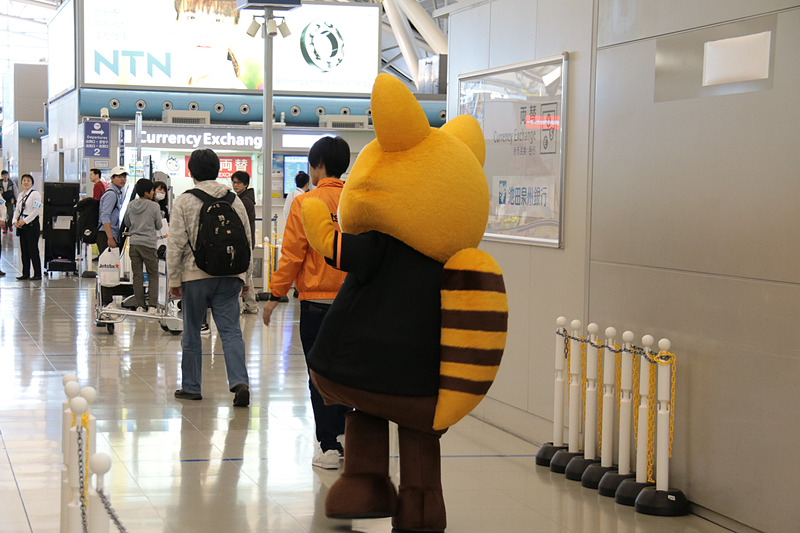 関空～クラーク線就航を案内するパネル。ジェットスター・ジャパンのマスコットキャラクター「ジェッ太」くんもグリーティング