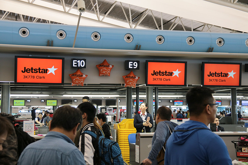 ジェットスターのスタッフが初便搭乗記念品を配布。途中からジェッ太くんもスタッフと一緒に初便搭乗記念品を配っていた