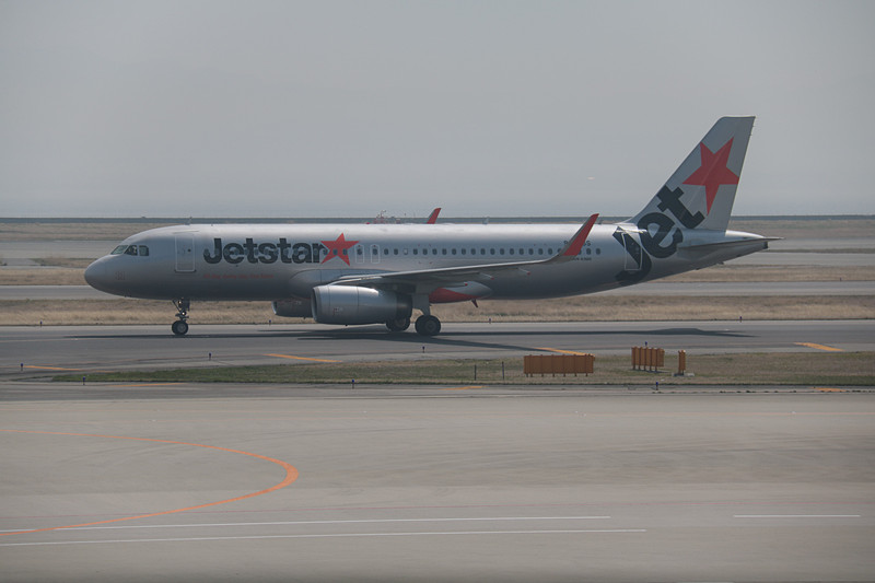 クラーク発の初便が遅れて到着。一般の乗客と一緒にジェットスター・アジア航空CEOのバラタン・パスパティ氏も搭乗していた