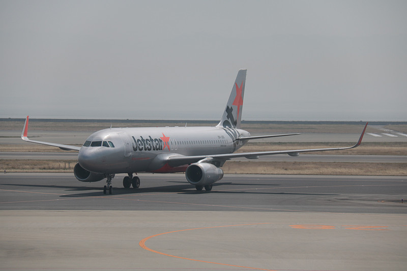 クラーク発の初便が遅れて到着。一般の乗客と一緒にジェットスター・アジア航空CEOのバラタン・パスパティ氏も搭乗していた