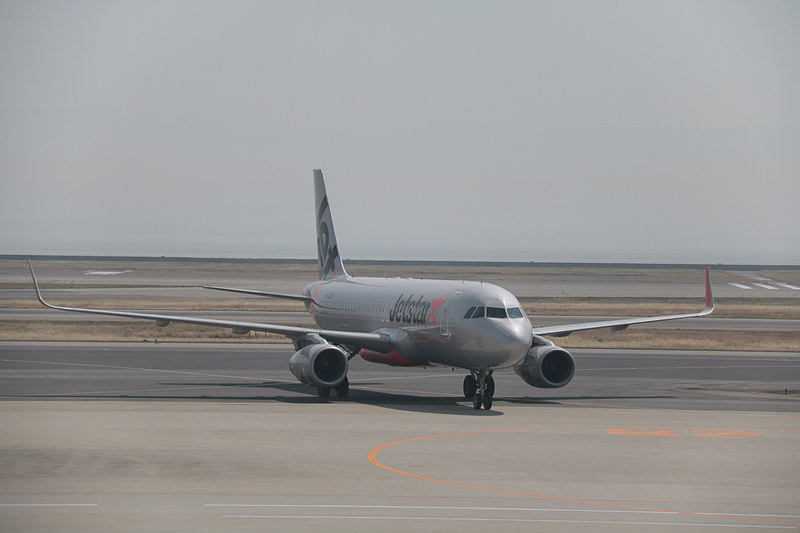 クラーク発の初便が遅れて到着。一般の乗客と一緒にジェットスター・アジア航空CEOのバラタン・パスパティ氏も搭乗していた
