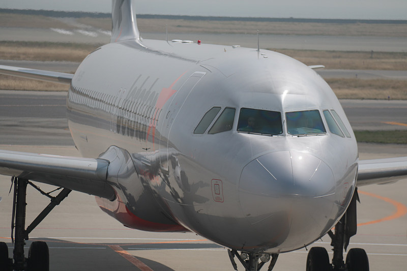 クラーク発の初便が遅れて到着。一般の乗客と一緒にジェットスター・アジア航空CEOのバラタン・パスパティ氏も搭乗していた