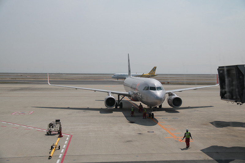 クラーク発の初便が遅れて到着。一般の乗客と一緒にジェットスター・アジア航空CEOのバラタン・パスパティ氏も搭乗していた