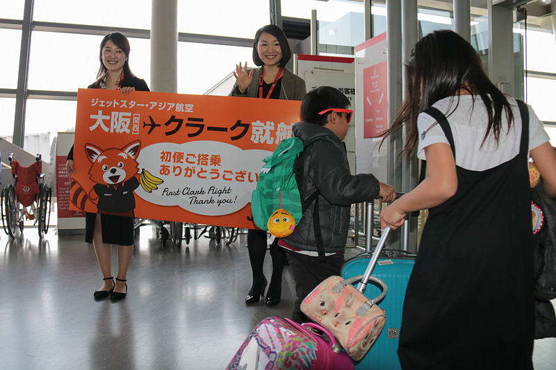 約30分遅れで搭乗開始。ジェットスターのスタッフがパネルを掲げてお見送り