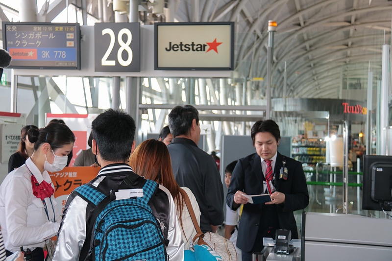 約30分遅れで搭乗開始。ジェットスターのスタッフがパネルを掲げてお見送り