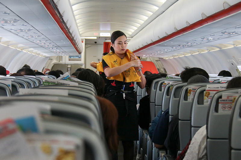 酸素マスクや救命胴衣のレクチャー