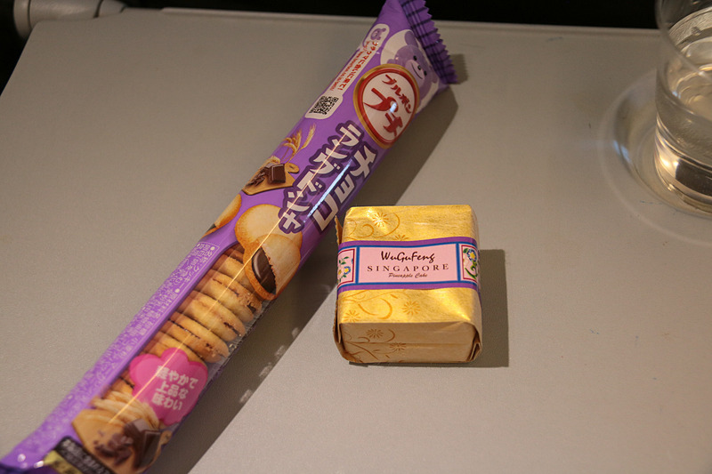 離陸して、シートベルト着用のサインが消えると、初便乗客へのサービスとしてお菓子が配られた