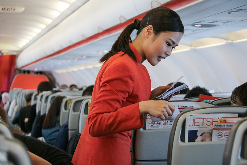 離陸して、シートベルト着用のサインが消えると、初便乗客へのサービスとしてお菓子が配られた