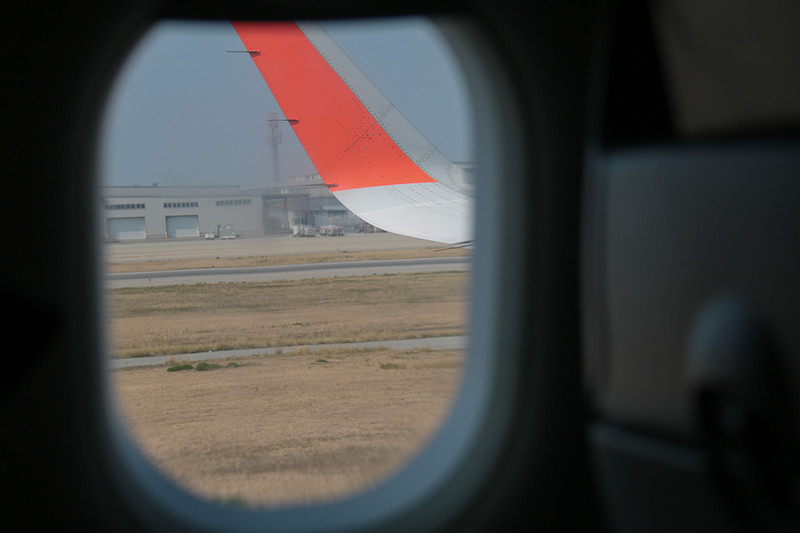 おまけではあるが窓から見える主翼を、滑走路を移動中と離陸時で比較。カメラの位置はおおよそ動かしていないので、主翼の先端が揚力で上がっていることが分かる