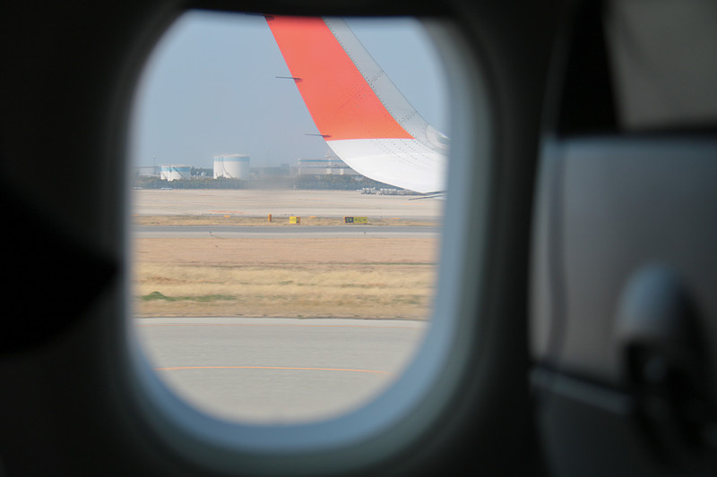 おまけではあるが窓から見える主翼を、滑走路を移動中と離陸時で比較。カメラの位置はおおよそ動かしていないので、主翼の先端が揚力で上がっていることが分かる