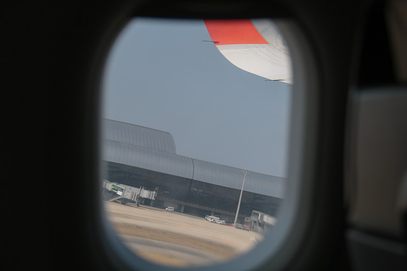 おまけではあるが窓から見える主翼を、滑走路を移動中と離陸時で比較。カメラの位置はおおよそ動かしていないので、主翼の先端が揚力で上がっていることが分かる