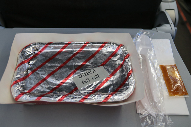 搭乗前にオーダーしておいた「SIGNATURE SINGAPORE CHICKEN RICE」は15シンガポールドル（約1215円））