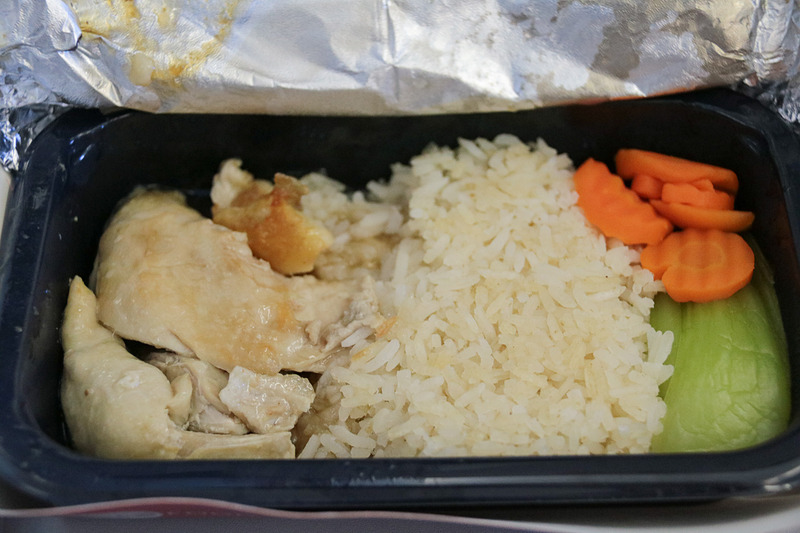 搭乗前にオーダーしておいた「SIGNATURE SINGAPORE CHICKEN RICE」は15シンガポールドル（約1215円））