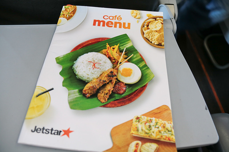 シートポケットに入っている機内食メニューの「cafe menu」