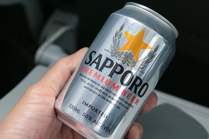 「cafe menu」のメニューから「IMPORTED」と缶に書かれているのが気になった「SAPPORO PREMIUM BEER」をオーダー。味は……サッポロビールの味だった。価格は8シンガポールドル（約648円）で、ほかにUSドルでも日本円でも、その場でレートを計算して対応してもらえる