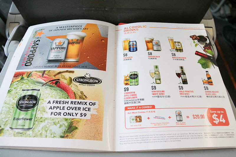 「cafe menu」のメニューから「IMPORTED」と缶に書かれているのが気になった「SAPPORO PREMIUM BEER」をオーダー。味は……サッポロビールの味だった。価格は8シンガポールドル（約648円）で、ほかにUSドルでも日本円でも、その場でレートを計算して対応してもらえる