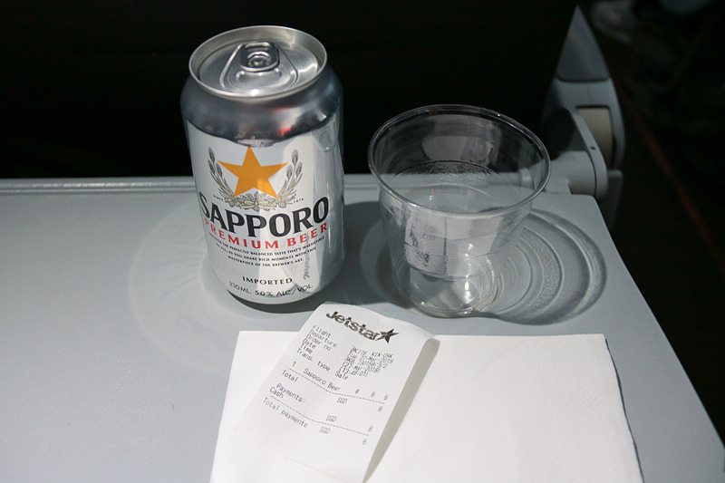 「cafe menu」のメニューから「IMPORTED」と缶に書かれているのが気になった「SAPPORO PREMIUM BEER」をオーダー。味は……サッポロビールの味だった。価格は8シンガポールドル（約648円）で、ほかにUSドルでも日本円でも、その場でレートを計算して対応してもらえる
