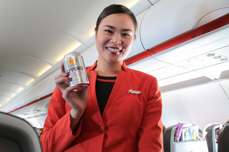 「cafe menu」のメニューから「IMPORTED」と缶に書かれているのが気になった「SAPPORO PREMIUM BEER」をオーダー。味は……サッポロビールの味だった。価格は8シンガポールドル（約648円）で、ほかにUSドルでも日本円でも、その場でレートを計算して対応してもらえる