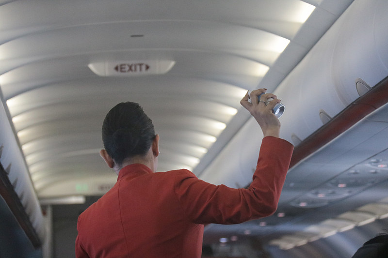 離陸後3時間ほど経ったころ、キャビン内で除菌スプレーの散布があった。乗客の飲食の状態なども確認したうえで行なっているようだ