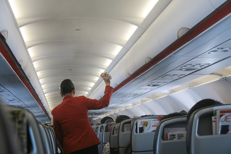 離陸後3時間ほど経ったころ、キャビン内で除菌スプレーの散布があった。乗客の飲食の状態なども確認したうえで行なっているようだ