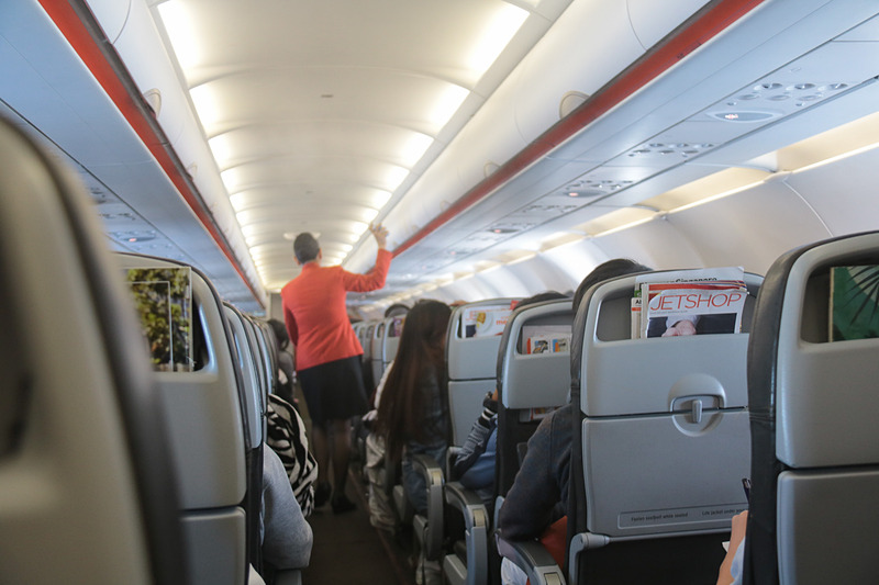 離陸後3時間ほど経ったころ、キャビン内で除菌スプレーの散布があった。乗客の飲食の状態なども確認したうえで行なっているようだ