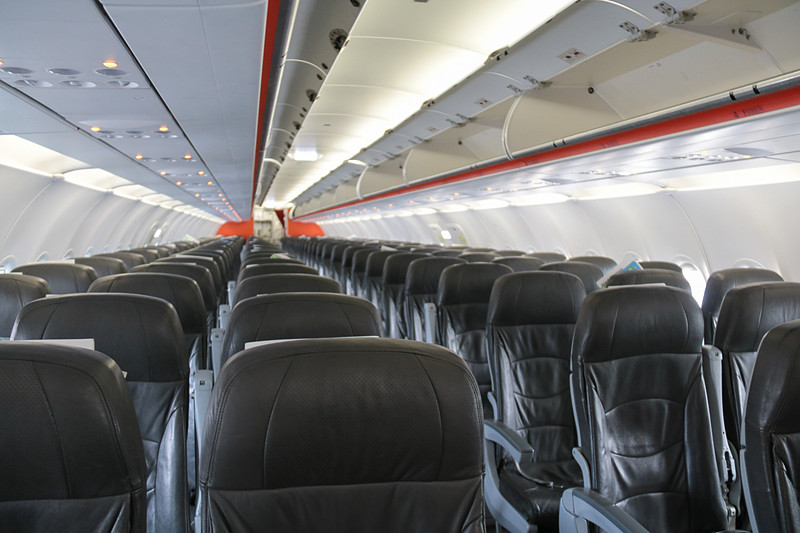 エアバス A320型機のシート。ちゃんと腰を背もたれに密着させるように座っていたので、疲れや痛みを感じることはなかった