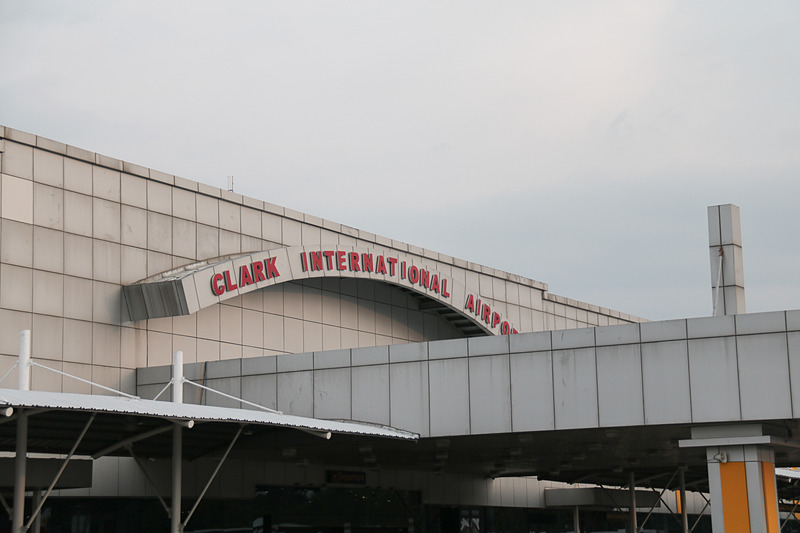 クラーク国際空港。ボンネットタイプのレトロな雰囲気のバスが似合うが、周囲は「TOYOTA」「MITSUBISHI」「HONDA」といったロゴのクルマを多く見かける