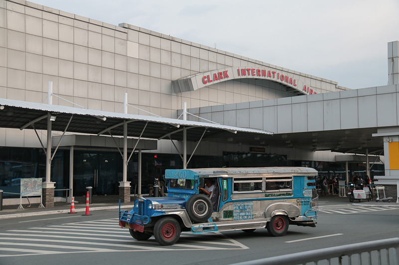 クラーク国際空港。ボンネットタイプのレトロな雰囲気のバスが似合うが、周囲は「TOYOTA」「MITSUBISHI」「HONDA」といったロゴのクルマを多く見かける