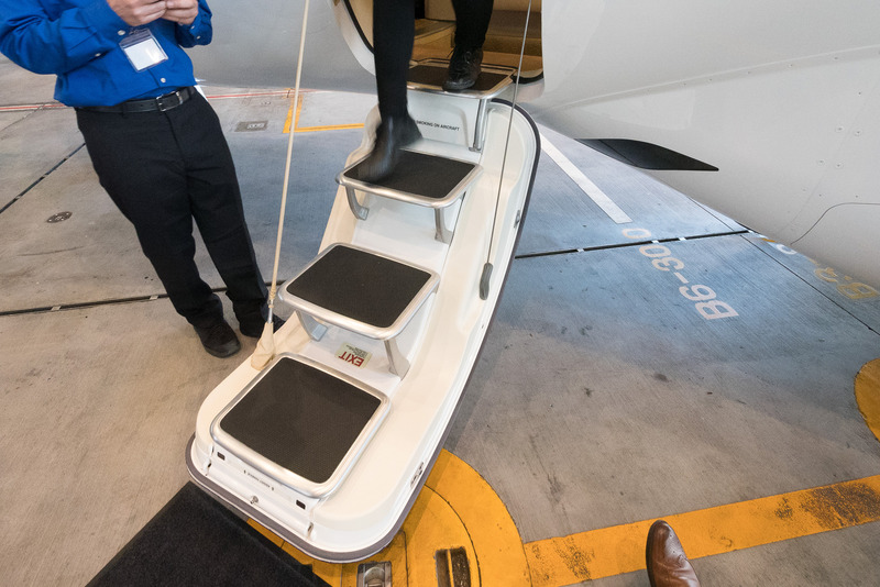 ホンダジェットはエアステア（飛行機に内蔵された搭乗用のステップ）を備える