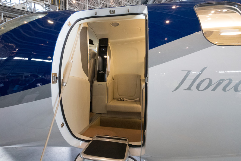 ホンダジェットはエアステア（飛行機に内蔵された搭乗用のステップ）を備える