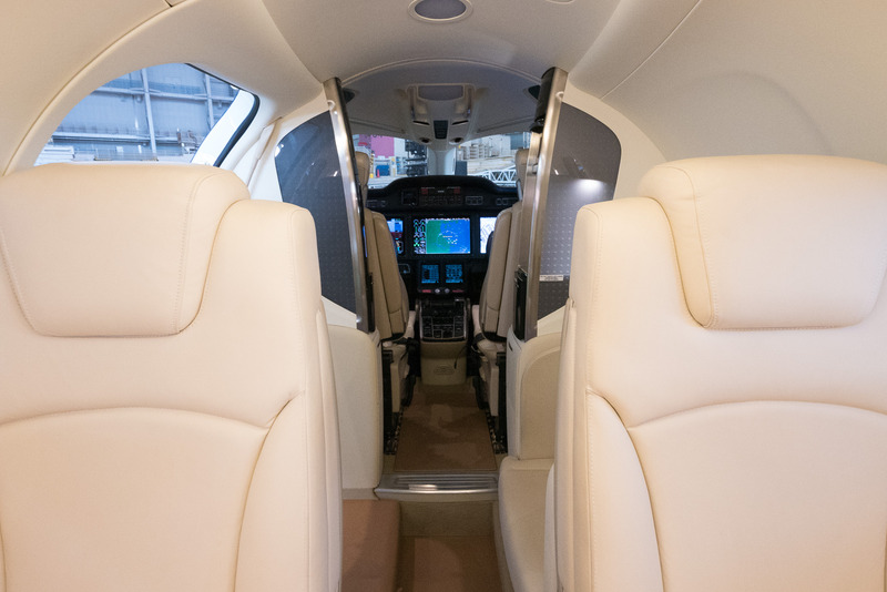 客室から機内前方を見た様子