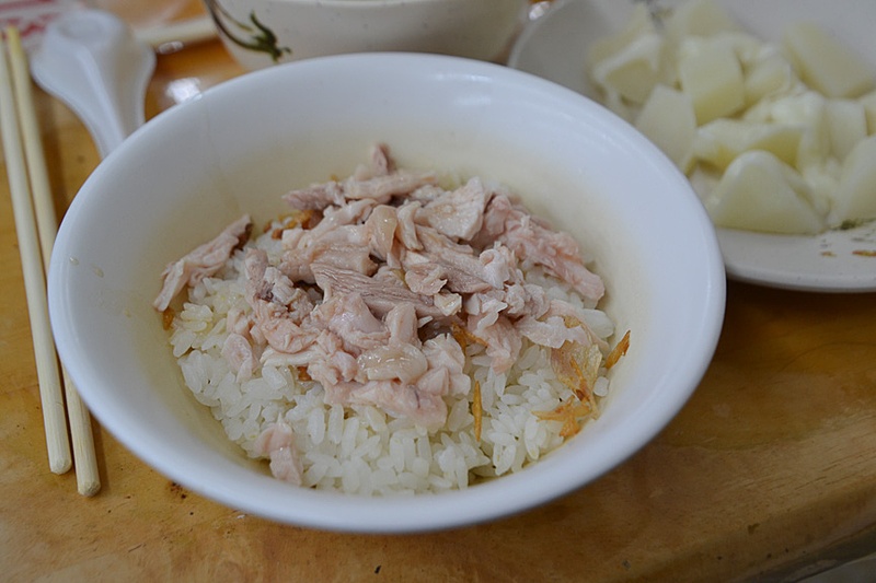 鶏肉飯（30台湾元、約108円）。見た目はとてもシンプルでローカル感たっぷりだが、噛めば噛むほど旨味が出てきてとても美味しい