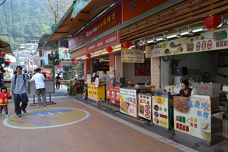 いろいろなお店が立ち並ぶ老街