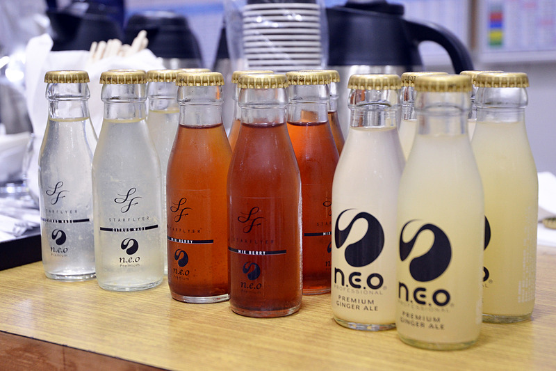 前夜祭会場のお隣にはドリンクコーナーも用意。こちらは機内販売で購入できる「neo プレミアムカクテル」というノンアルコールドリンク（※機内ではドリンク3本にトートバッグと栓抜きがセットで1500円）。眠気覚まし？ にチョコレートもありがたかった