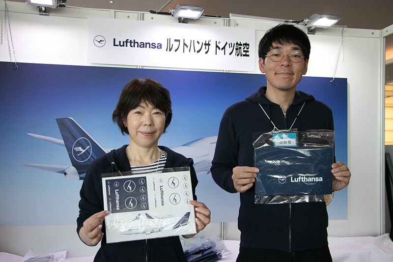 「もっと！ 海外へ2018 ～羽田から世界へ～」のルフトハンザ ドイツ航空のブースでは、スクラッチカードを使ったプレゼント企画を実施。左が参加賞のシールセット、5つ星が揃うと左のトートバッグがもらえる