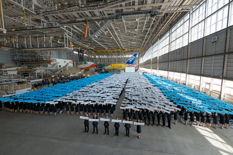 ANAグループの新入社員2649名が集まり合同入社式が行なわれた