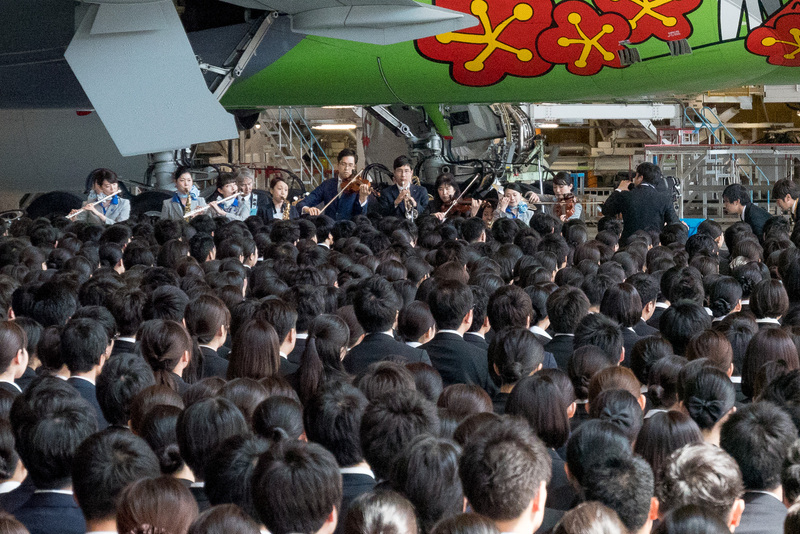 「HELLO 2020 JET」が駐機するなかで行なわれたANAグループ合同入社式