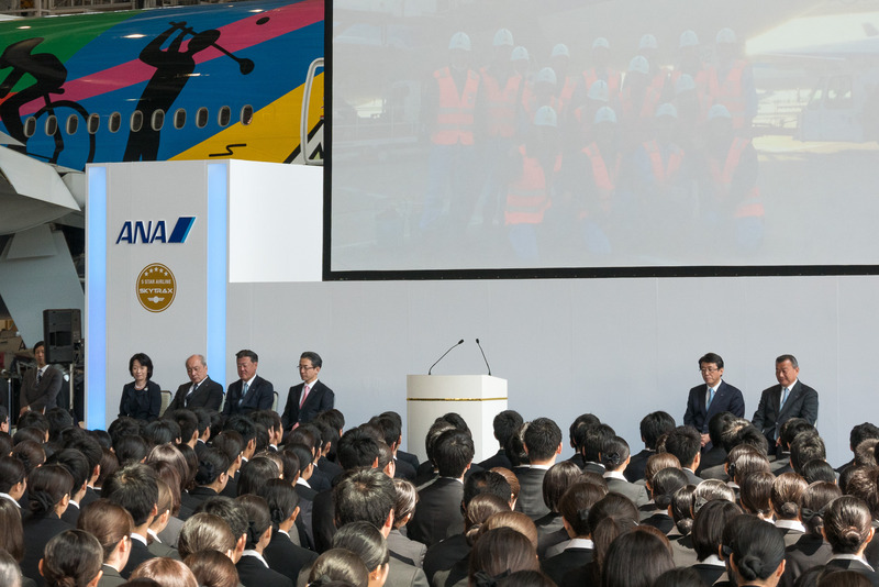 「HELLO 2020 JET」が駐機するなかで行なわれたANAグループ合同入社式