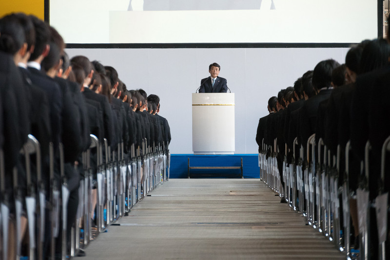 片野坂氏の講和を聞く新入社員