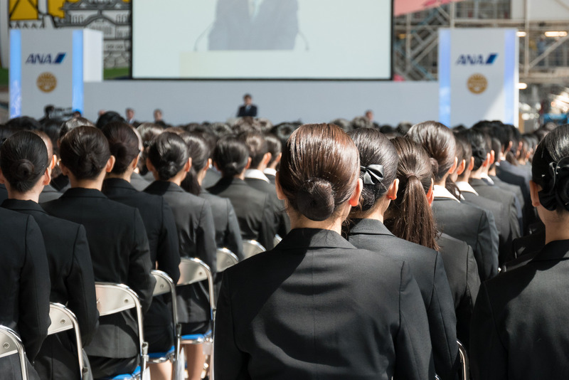片野坂氏の講和を聞く新入社員