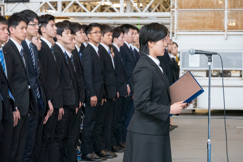 新入社員を代表して全日空商事の神長汐音氏が決意表明